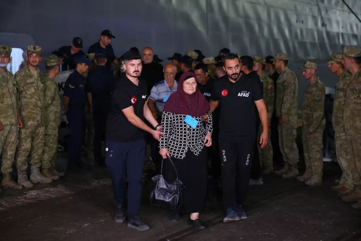 TCG Bayraktar Lübnan’dan Vatandaşları Getirdi