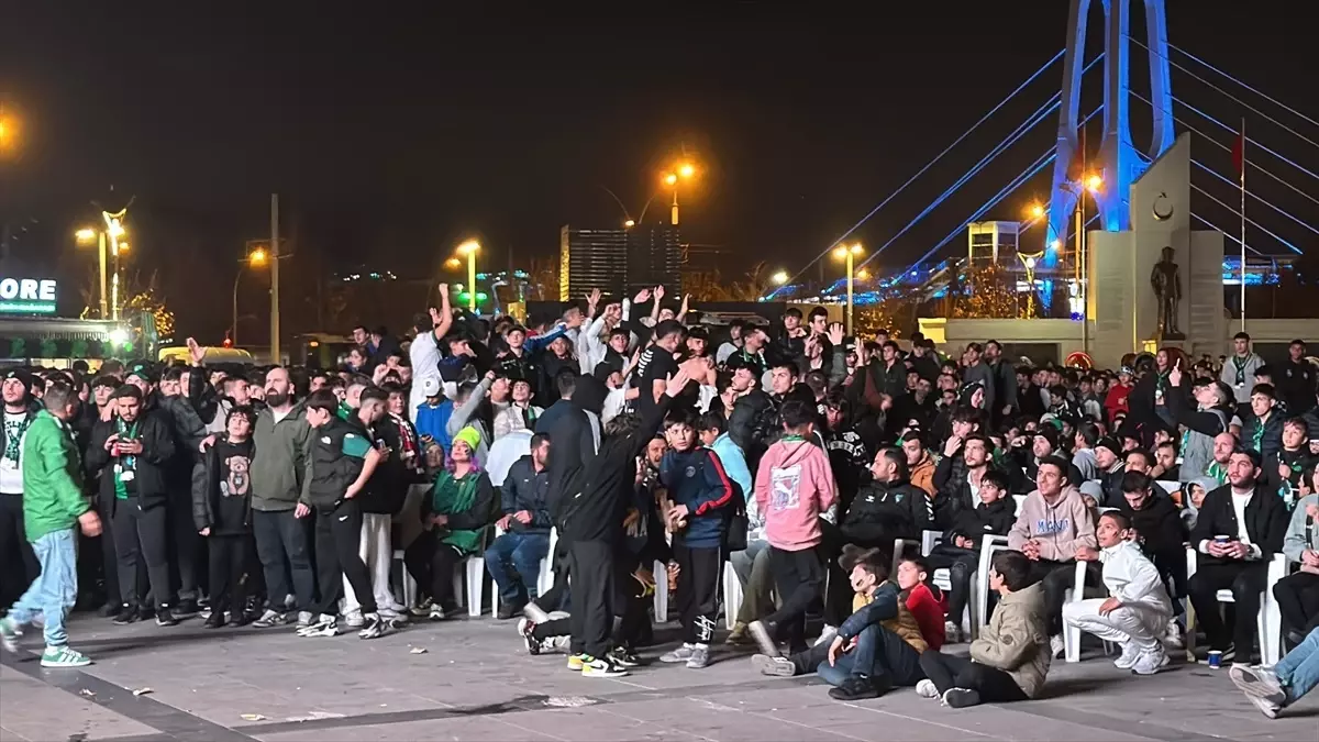 Kocaeli’de Dev Ekranda Maç Keyfi