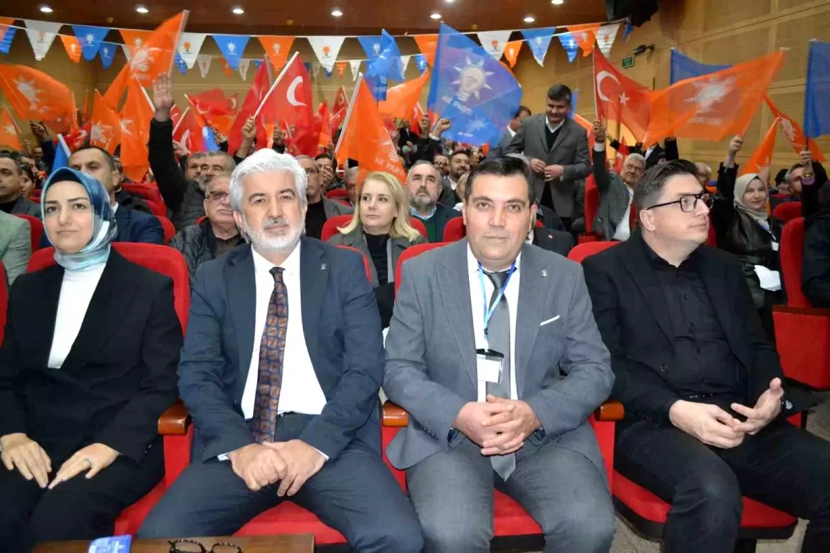 AK Parti Kırkağaç’ta Hakkı Uyar Yeni İlçe Başkanı Oldu