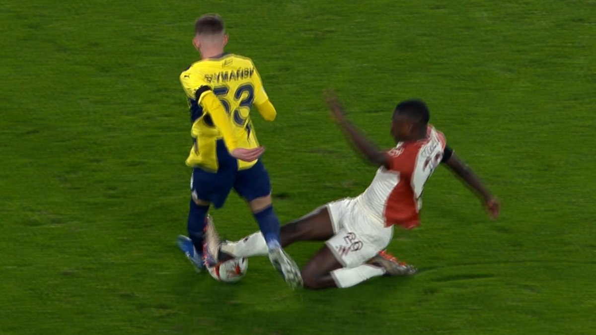 Fenerbahçe’nin kırmızı kart beklediği pozisyon