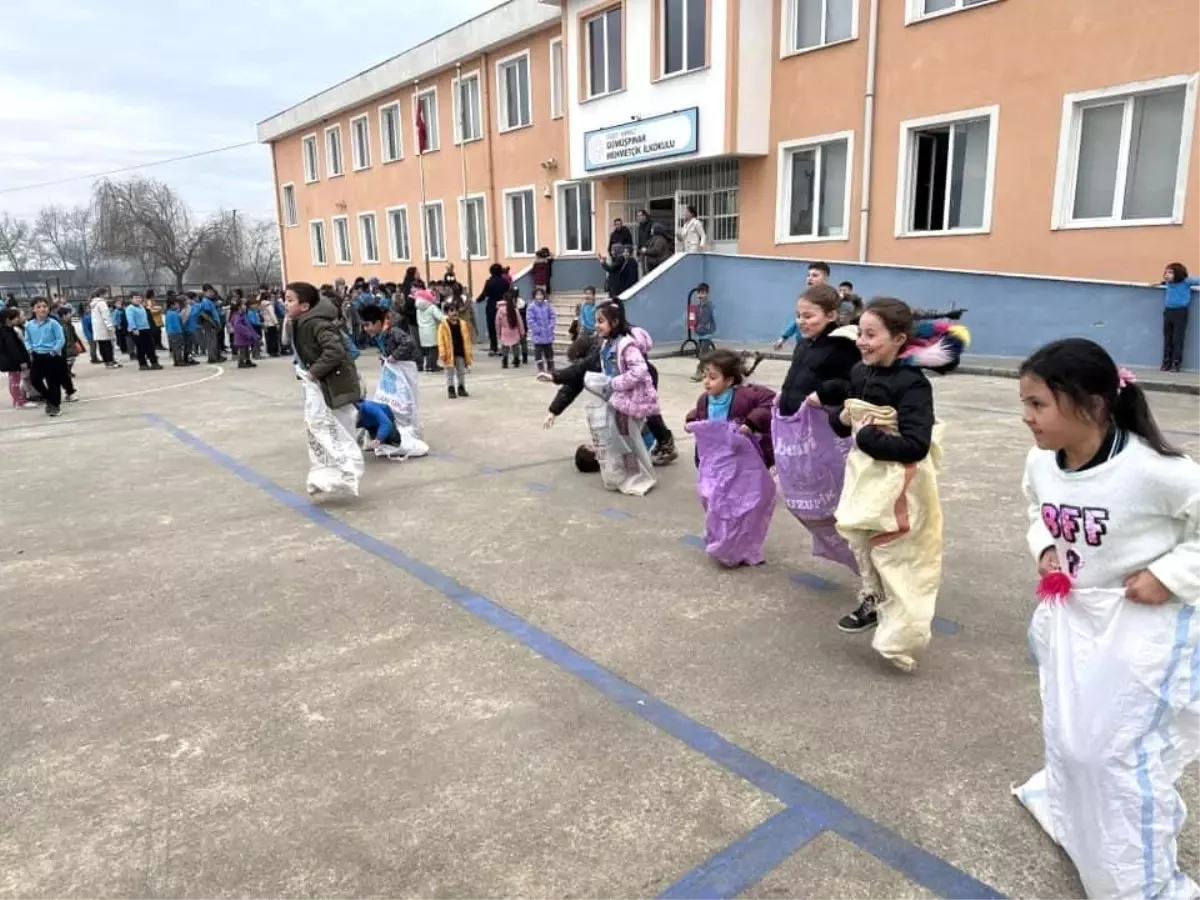 Gönüllü Gençler, Öğrencilere Eğlenceli Bir Gün Yaşattı