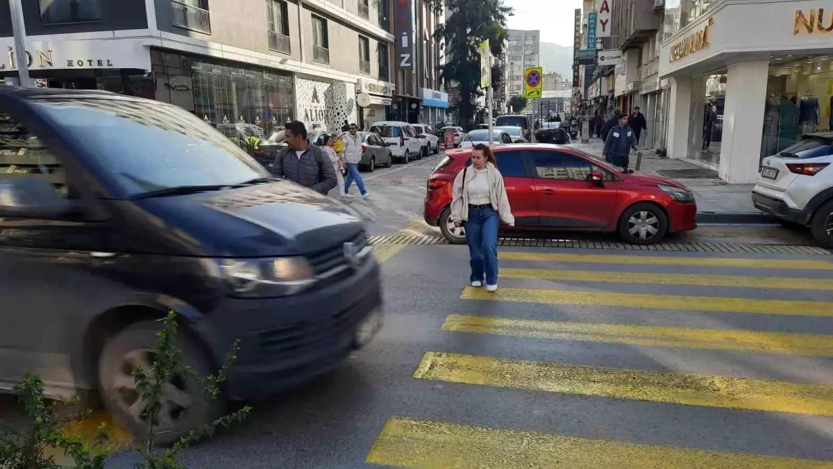 İzmir’de Yayalara Yol Vermeyen Sürücüler