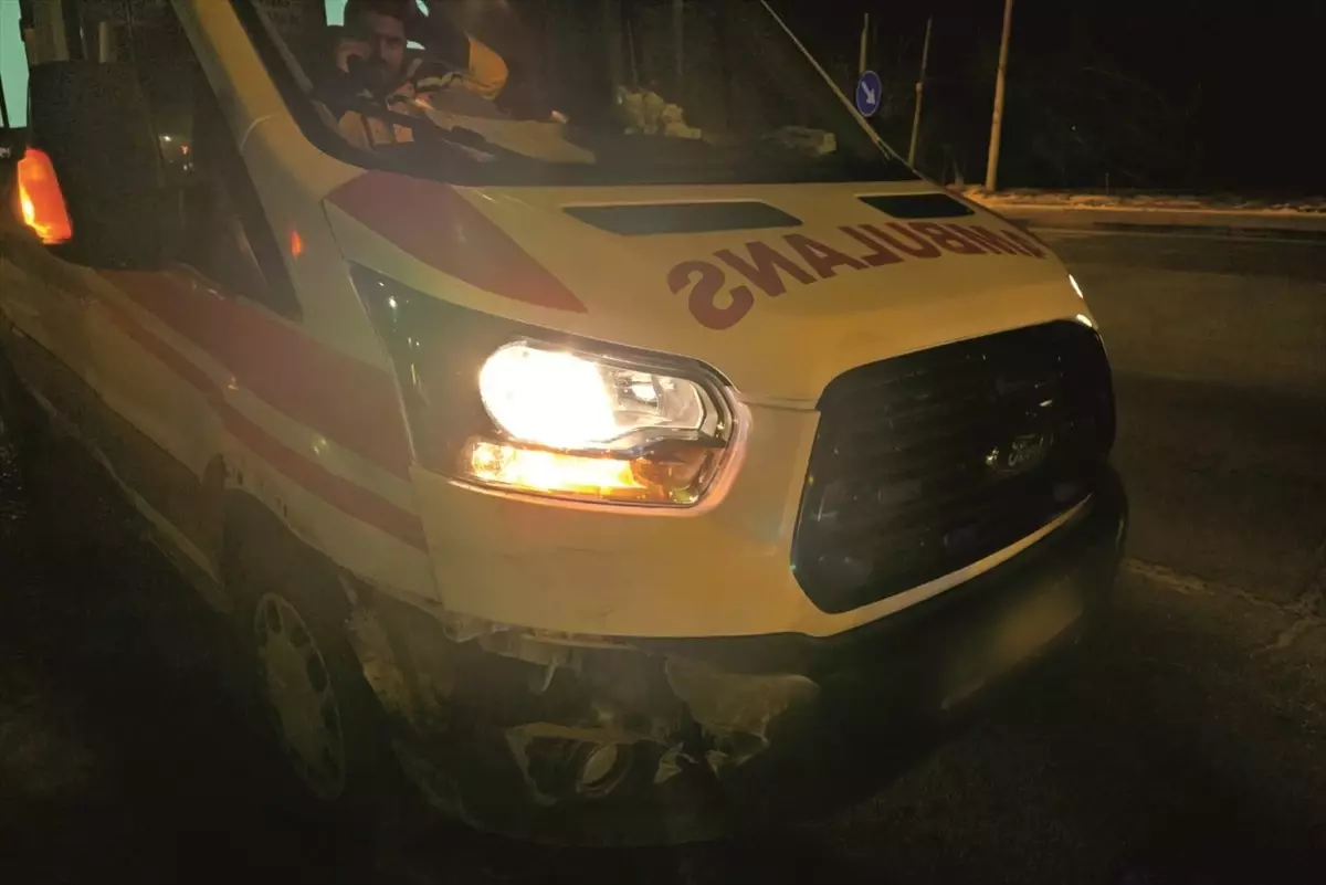 Ahlat’ta Ambulansa Çarpan Sürücü Yakalandı