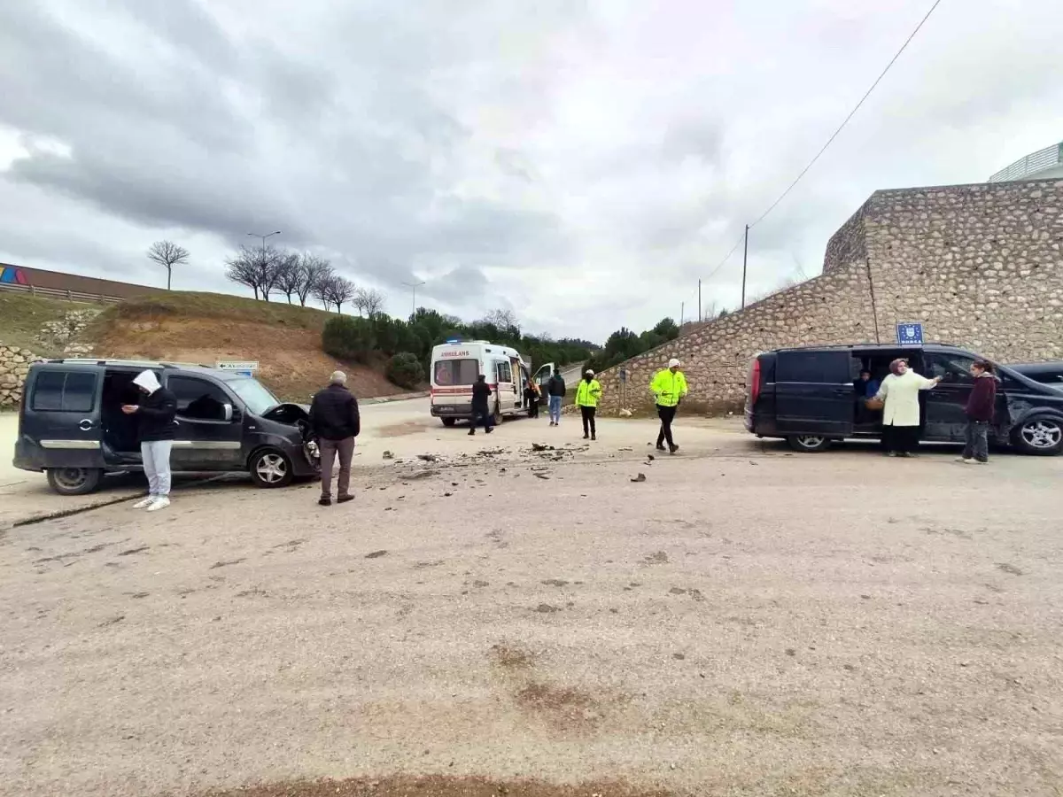 İnegöl’de Minibüs- Ticari Araç Kazası: 6 Yaralı