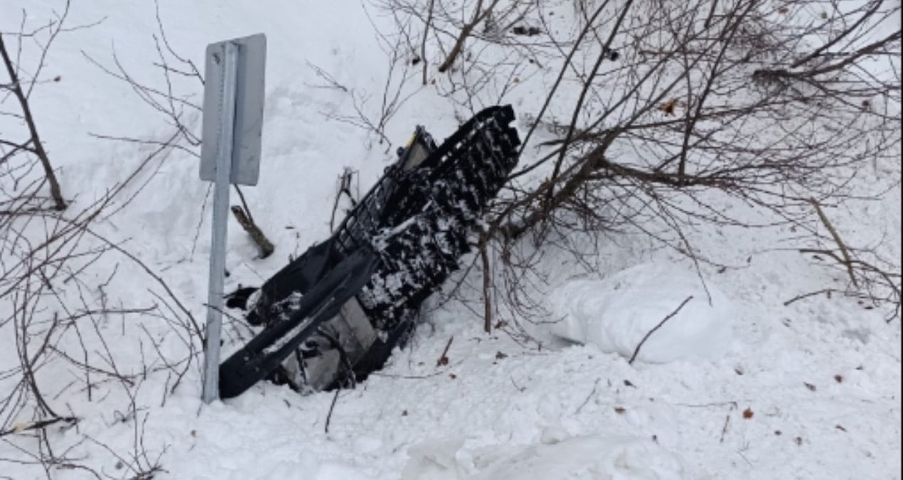 Kar motoru şarampole devrildi, kepçe operatörünün dikkati ölümden kurtardı
