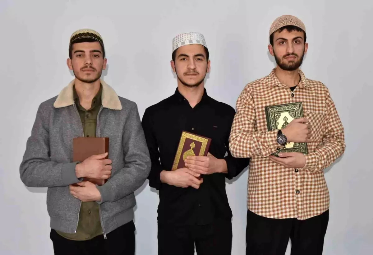 Ahlat’ta 3 Öğrenci 4 Ayda Hafız Oldu