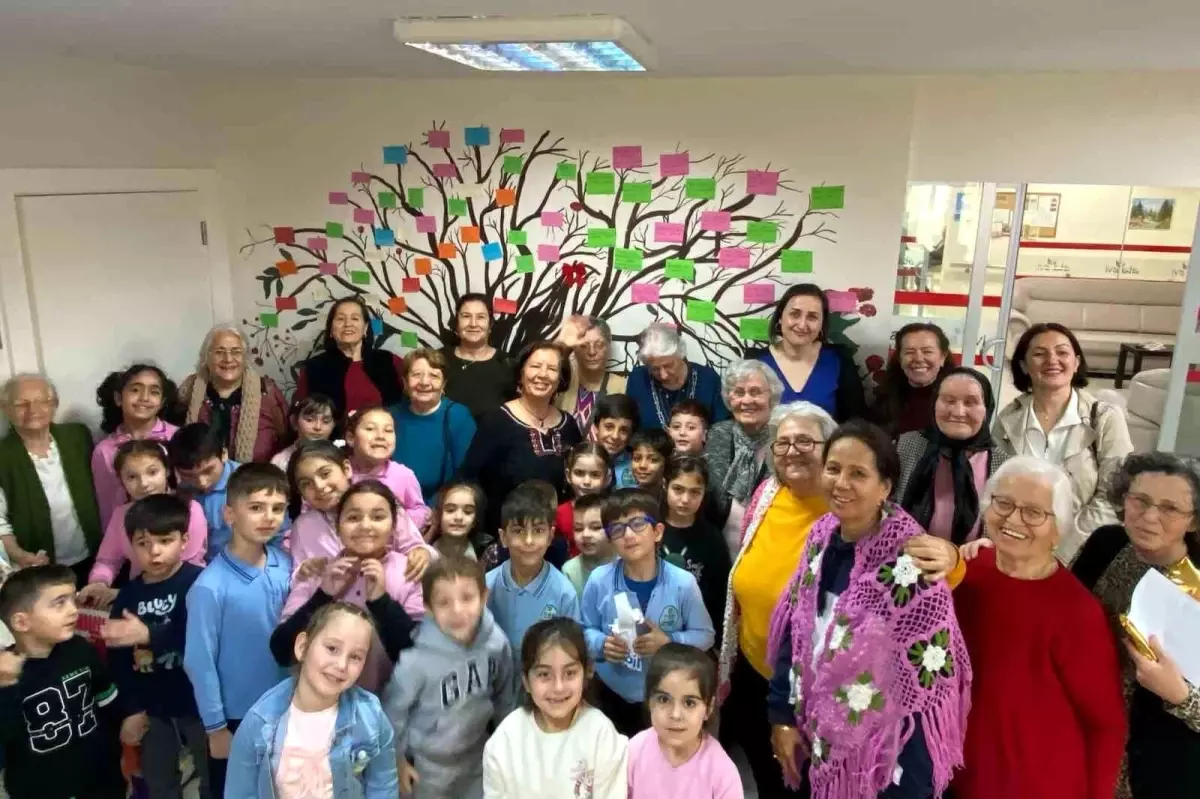 İzmir’de Öğrencilerden Yaşlılara Ramazan Bayramı Ziyareti