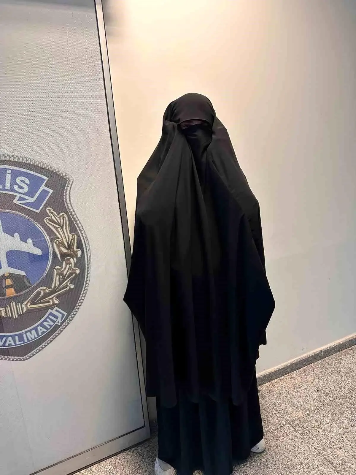 Kadın Kılığına Giren Suçlu Havaalanında Yakalandı