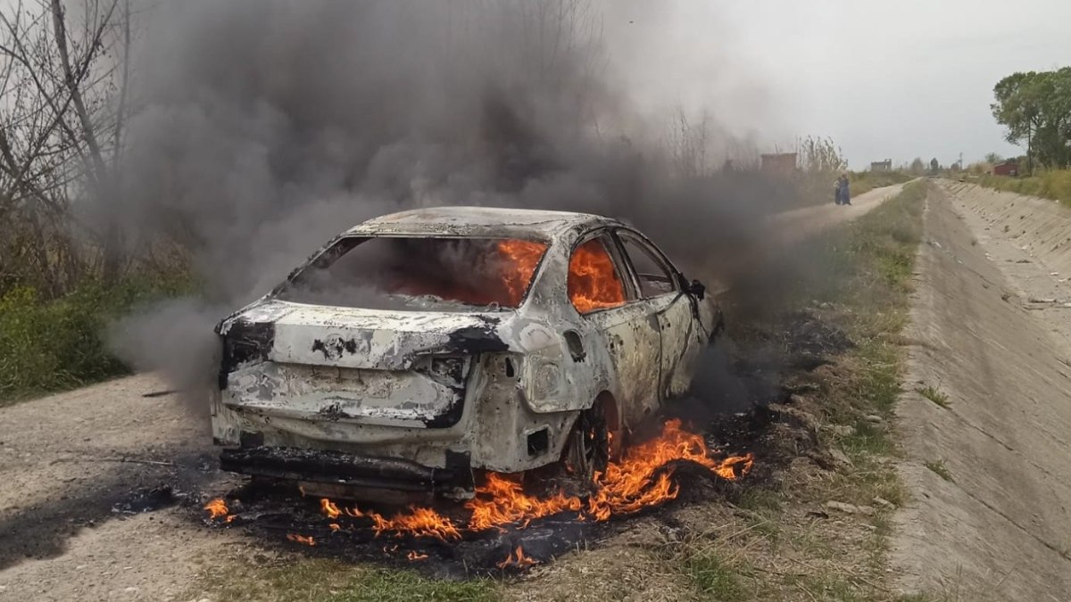 Adana’da seyir halindeki iki otomobil alevler içinde yandı