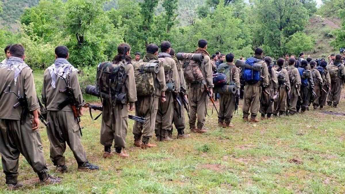 Dış basın FLAŞ koduyla duyurdu: PKK kendini feshettiğini duyurdu! Dünyada böyle yankılandı…