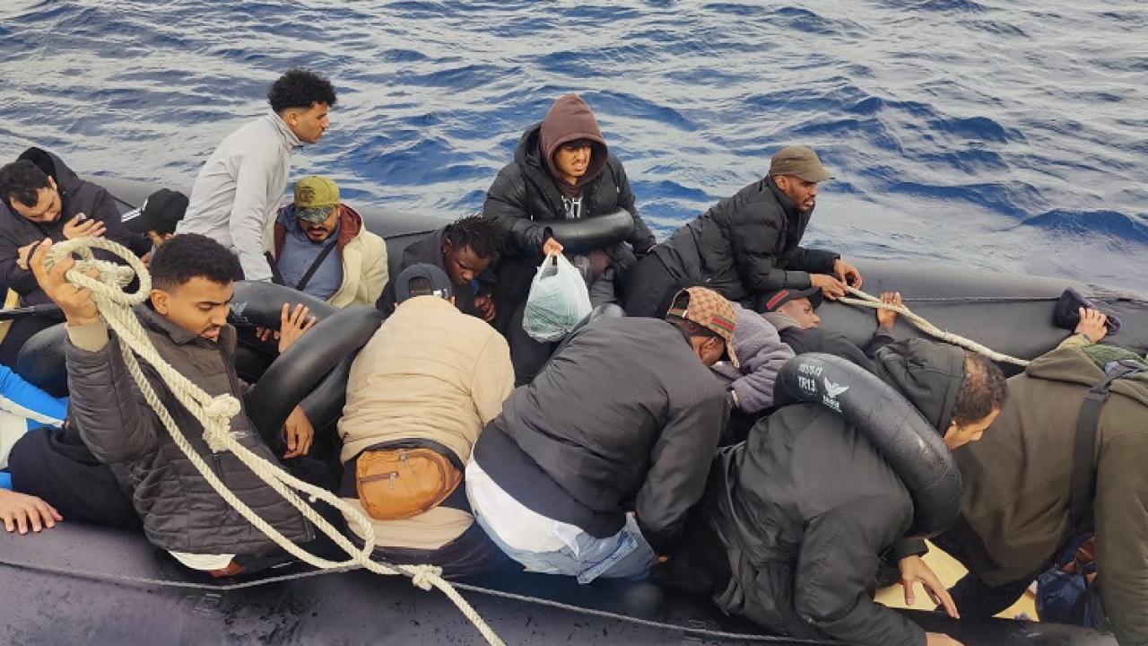 İzmir’de 24 düzensiz göçmen kurtarıldı